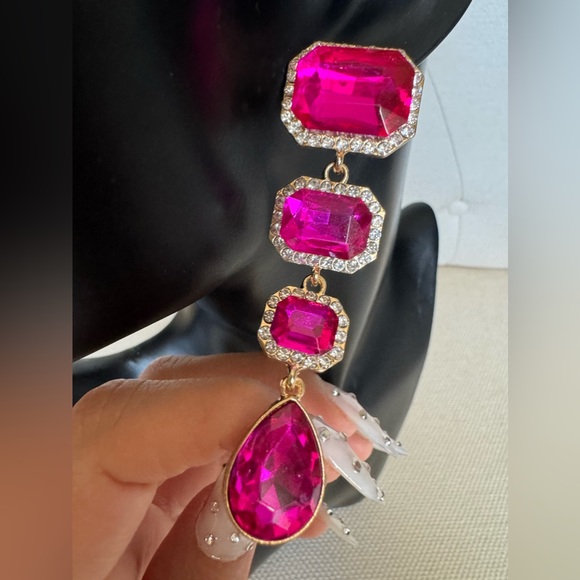 ✨BEAUTIFUL FUCHSIA GEMS DROP EARRINGS✨ - Picture 3 of 4